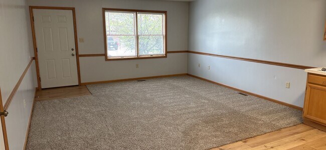 Building Photo - 997 Spring Crossing Dr