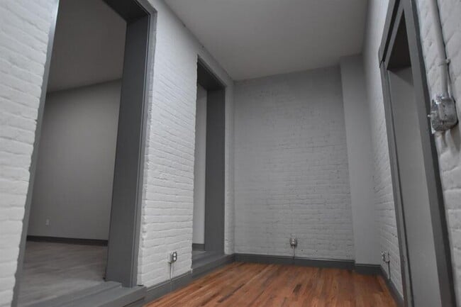 Building Photo - 106 E Clay St