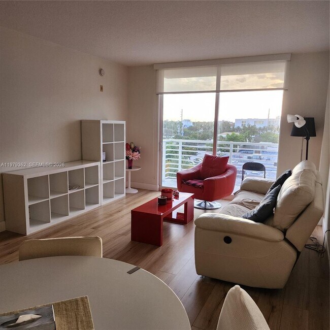 Foto del edificio - 2775 NE 187th St