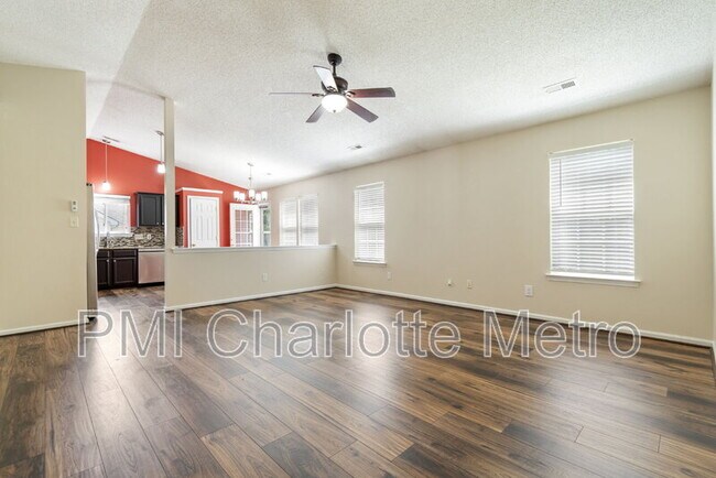 Foto del edificio - 3807 Crimson Wing Dr