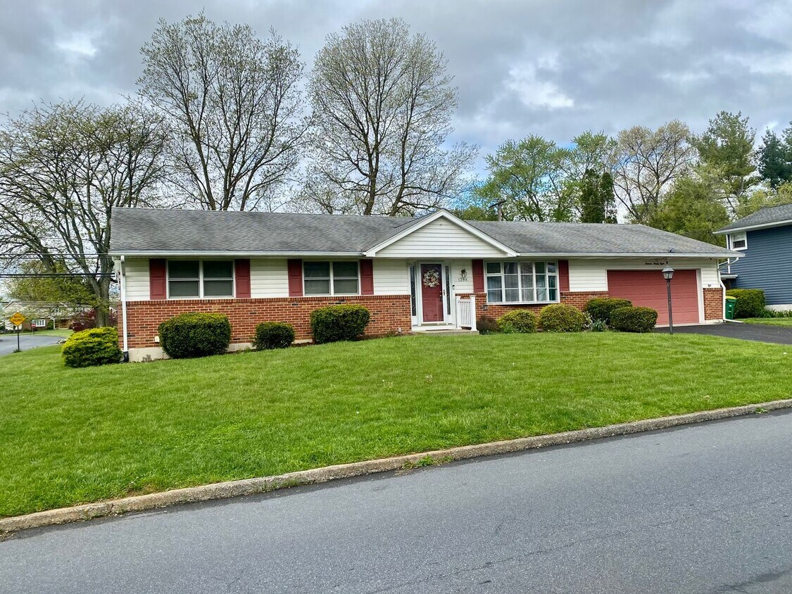 Foto principal - 3 Bedroom/2 Full Bath Ranch Near Air Produ...