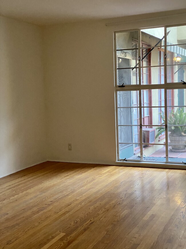 Living Room - 1931 Palmerston Pl