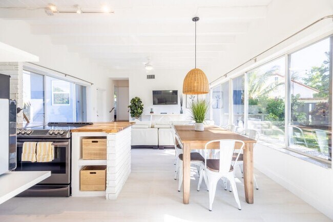 Foto del edificio - 3117 Fernwood Dr