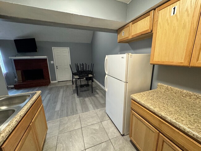 Foto del edificio - Room in Apartment on River Park Dr