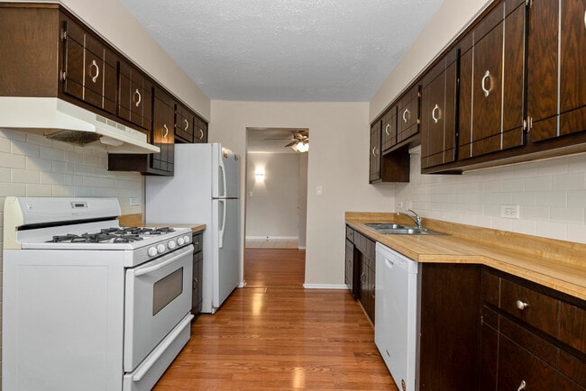 Building Photo - 13616 Lamon Ave