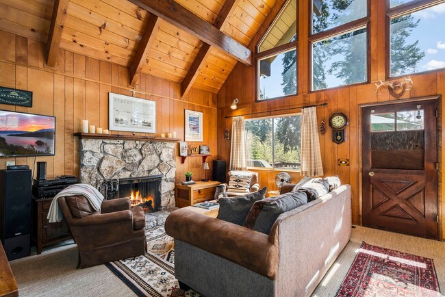 Building Photo - '25-'26 SKI LEASE: "Honey Bear Cabin" Wood...
