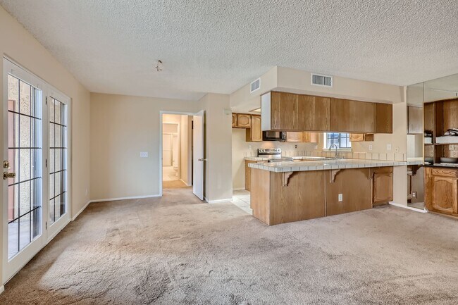 Foto del edificio - Sparkling Clean 2 bedroom, 2 bathroom upstairs condo in Springs Oaks