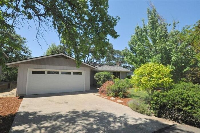 Foto principal - 735 Oak Knoll Dr