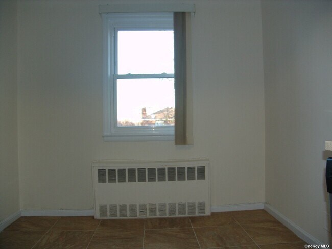 Foto del edificio - 65-04 Cooper Ave