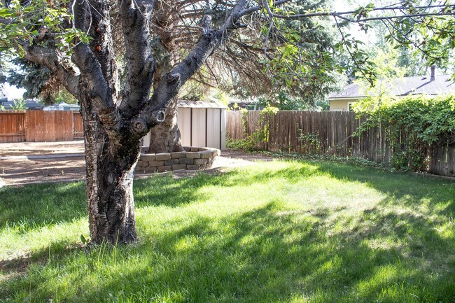 Building Photo - 3 Bedroom 2 Bath 2-car garage Close to 580
