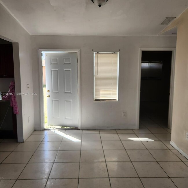 Building Photo - 3241 Willin St