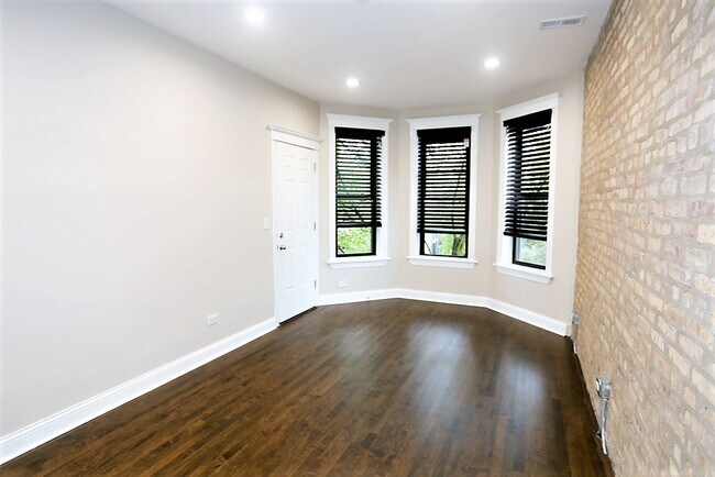 Building Photo - 2013 N Hoyne Ave