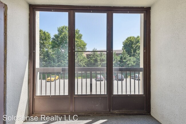 Building Photo - 2 br, 1.5 bath House - 609 Center Street #104