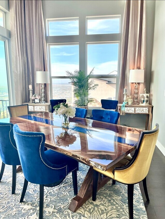 Foto principal - Modern & Spacious 3-Bedroom Lofted Home in...