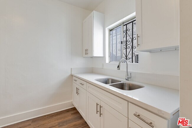 Foto del edificio - 220 E Vernon Ave