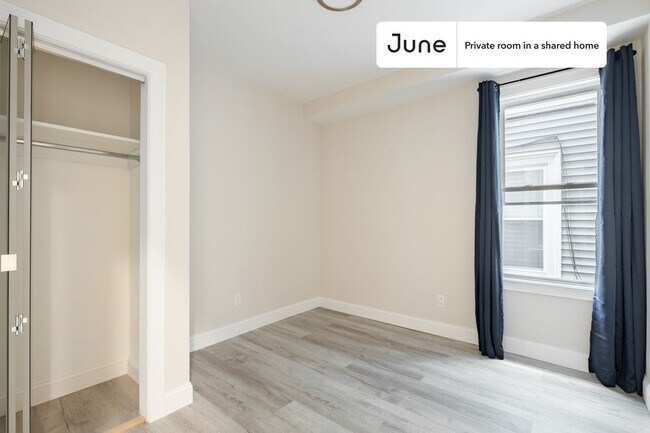 Foto del edificio - Private bedroom in 5 bed/2 bath Home