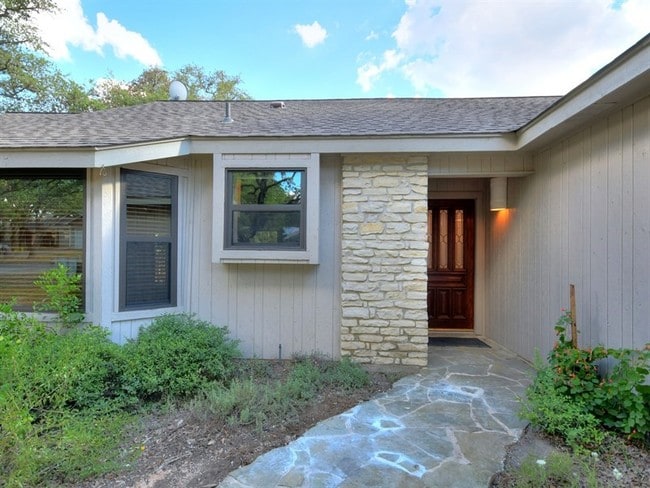 Building Photo - Golf Course Living