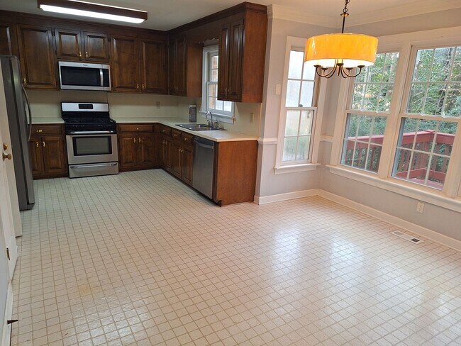Foto del edificio - 5 bedroom/2.5 bathroom- Ford's Colony
