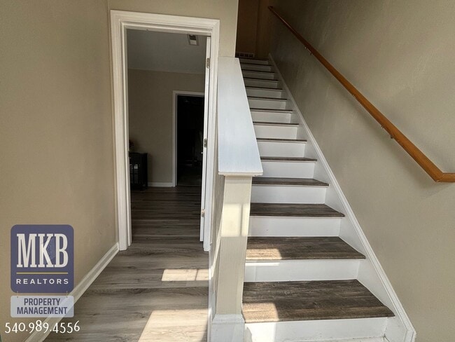 Building Photo - 160 Gretchen Court - Fantastic Townhome in...