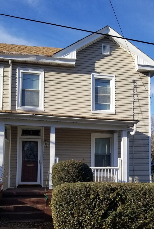 Building Photo - Two Bedroom Two Story Townhome Close to th...