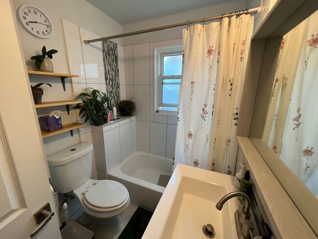 Building Photo - 2 Bedroom 1 Bathroom in South Broadway Hei...