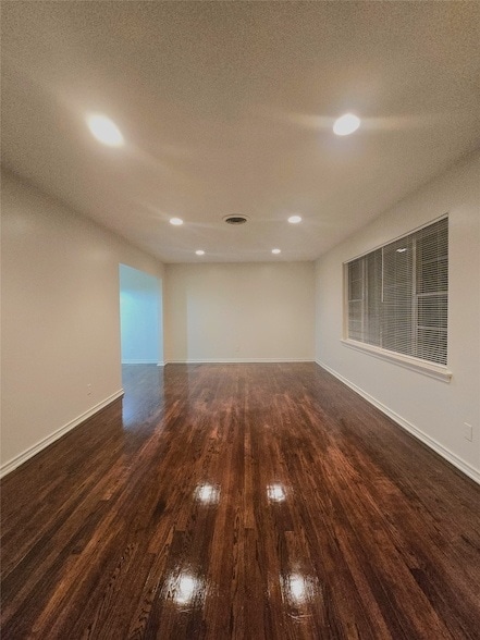 Building Photo - 648 Penguin Dr