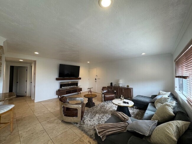 Foto del edificio - Fully Furnished/Unfurnished Condo for Rent...