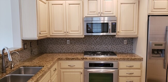 Kitchen - 5532 Renaissance Ave
