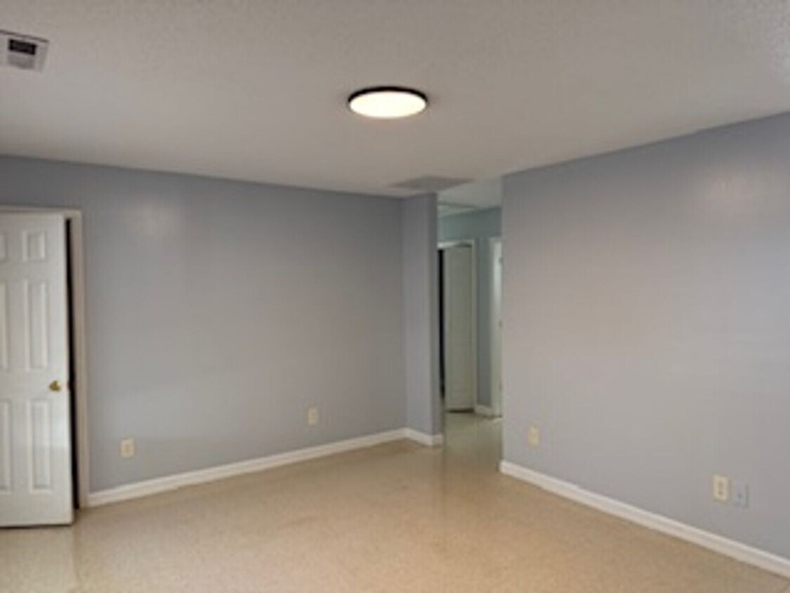 Foto principal - 245 Lakewood Dr