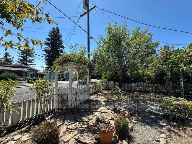 Foto del edificio - 1536 Madrona Ave