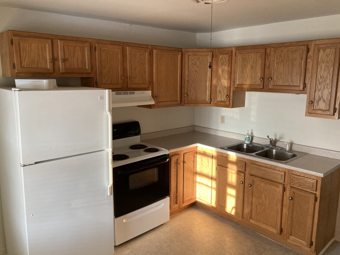 Kitchen - 125 Montcalm Ave