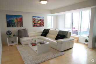 Building Photo - 405 Tweedsmuir Av