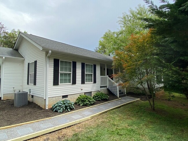 Building Photo - Spacious 4 bedroom 2 bathroom