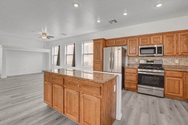 Building Photo - Spacious 3 Bedroom + Office/Den & 3 Bath Home for Rent