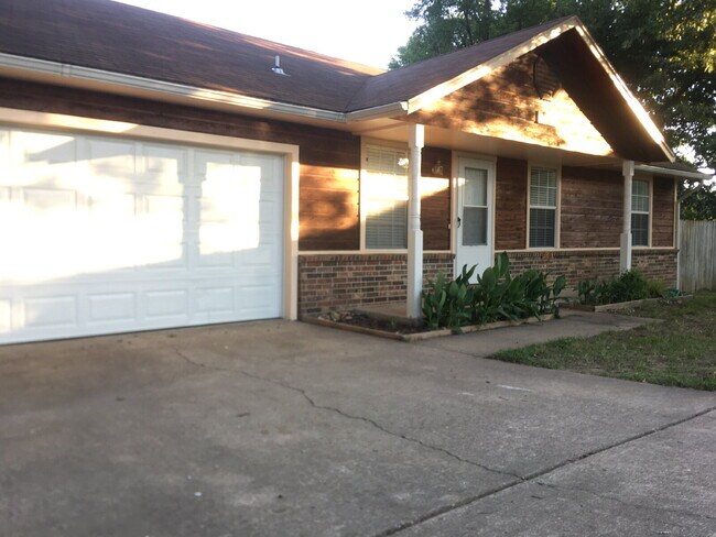Building Photo - "Cozy 3-Bedroom Fayetteville Home with Mod...