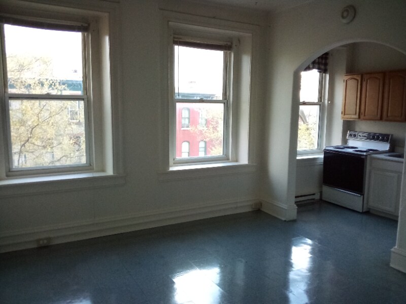 1029 Penn St Unit 3rd floor front, Reading, PA 19601 Room for Rent in