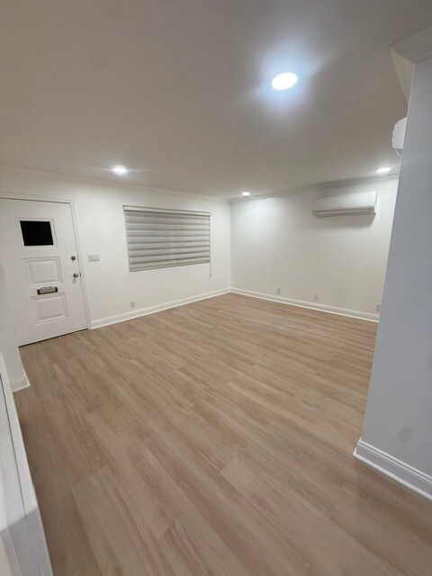 Luminosa sala de estar con iluminación empotrada, aire acondicionado mini split y pisos nuevos. - 1120 50th St