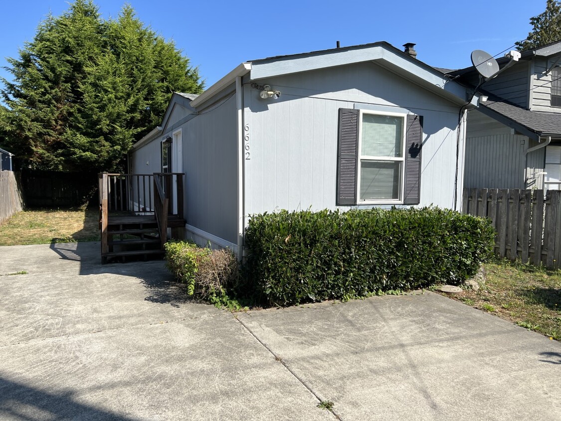 Primary Photo - 6662 NE Pine St
