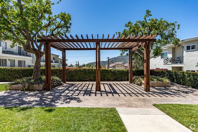 Courtyard - 2841 Montrose Ave
