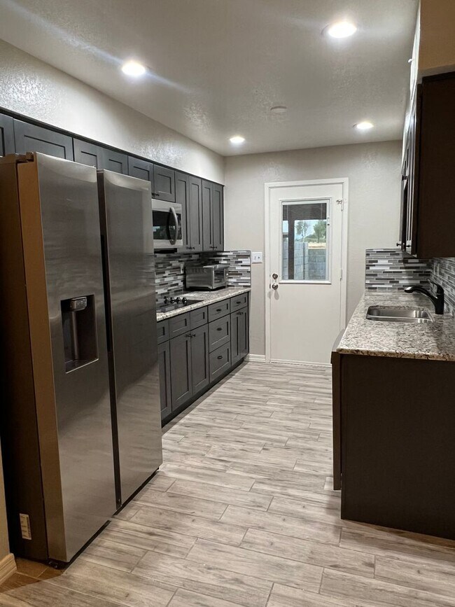 Building Photo - 2 Bed 1 Bath Duplex