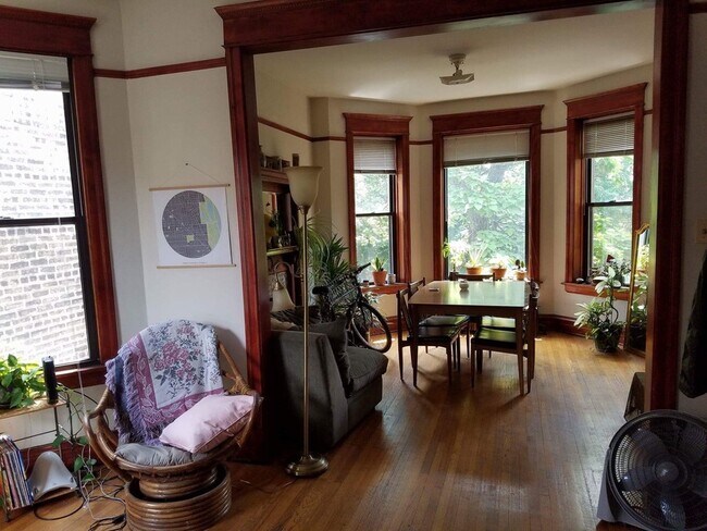 2 Living Room2 - 1230 W Roscoe St