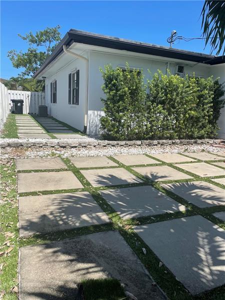 Foto del edificio - 814 NE 14th Ct