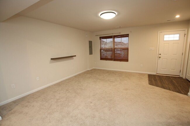 Building Photo - Easy living in this immaculate town home. ...