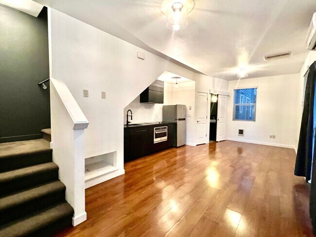 Foto del edificio - Richmond Neighborhood Condo w/100 bike score on walkscore.com MOVE IN SPECIAL: 1/2 OFF FIRST MONT...