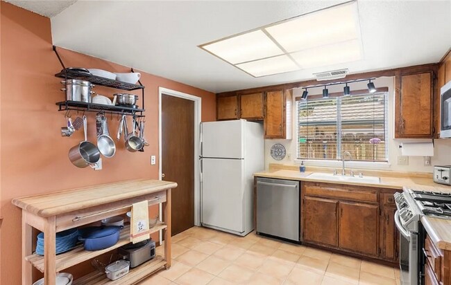 Building Photo - 461 Hoopa Circle