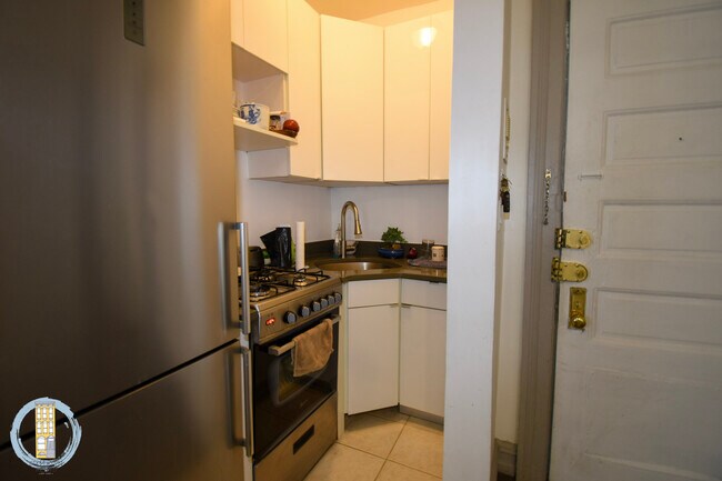 Building Photo - 45 W 68th St