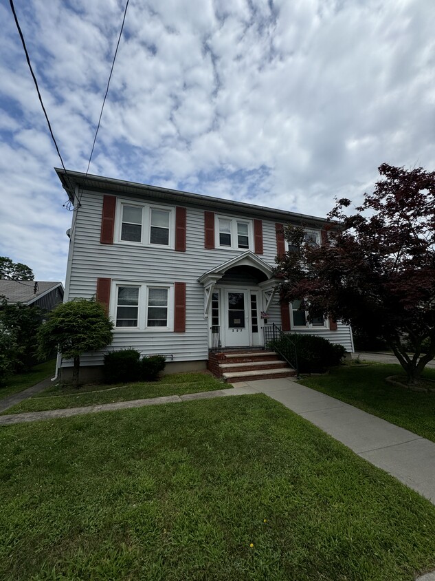 Primary Photo - 307 E Edwards St