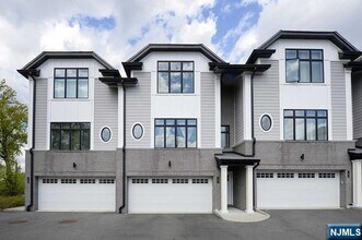 Building Photo - 555 Edgewater Ave