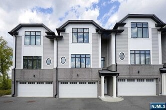 Building Photo - 555 Edgewater Ave