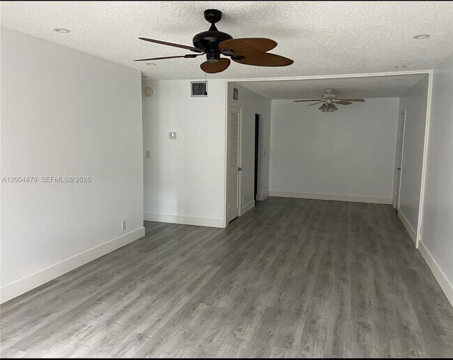 Foto del edificio - 6207 Bay Club Dr